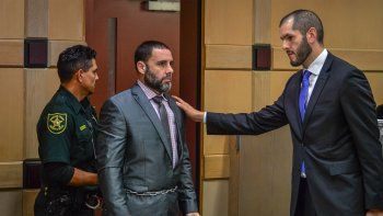 El hispano-estadounidense Pablo Ibar (cen.) es reconfortado por su abogado Joe Nascimiento (der.) durante su juicio este miércoles en el tribunal estatal de Fort Lauderdale, en Florida.