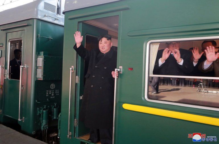 Foto publicada por la Agencia Central de Noticias de Corea del Norte que muestra al l&iacute;der norcoreano Kim Jong-un saludando mientras sube a un tren en Pyongyang, el 23 de febrero de 2019.