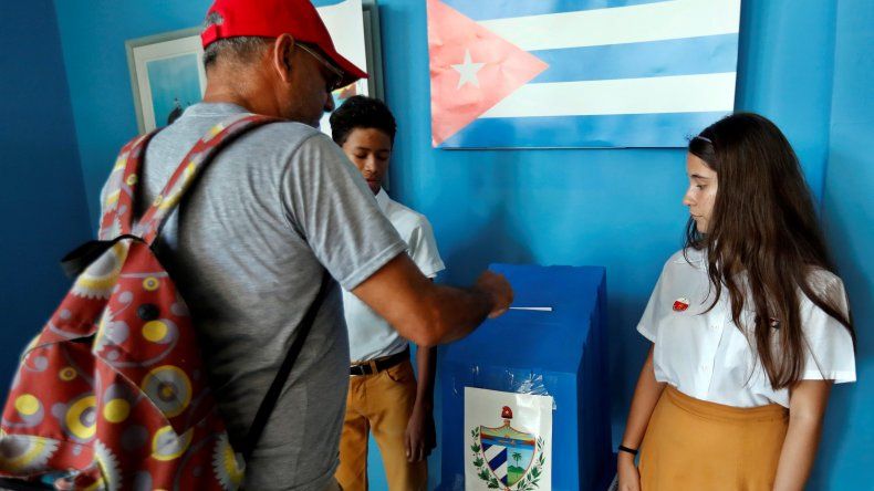 Según el Gobierno cubano, la nueva Constitución de la República de Cuba fue aprobada con el 86,85% de los votos emitidos.
