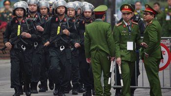  Policías vietnamitas montan guardia al paso del convoy con el líder norcoreano, Kim Jong-un, durante la visita que realizó este martes a la embajada de Corea del Norte, en Vietnam, en la víspera de su segunda cumbre con el presidente de EEUU, Donald Trump.  