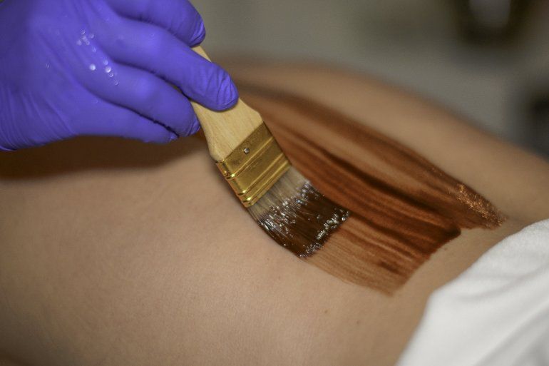 La chocolaterapia consiste en cubrir el cuerpo con una ligera capa de chocolate caliente que se debe aplicar y dejar actuarpor unos 20 minutos.