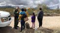 Registro del portavoz de la Patrulla Fronteriza, Daniel Hernández (i), al hablar con una inmigrante hondureña, tras entregarse junto a sus tres hijos de 2, 9 y 14 años, en la frontera de Arizona con México. Registro del portavoz de la Patrulla Fronteriza, Daniel Hernández (i), al hablar con una inmigrante hondureña, tras entregarse junto a sus tres hijos de 2, 9 y 14 años, en la frontera de Arizona con México.