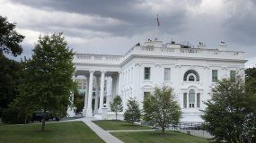 Fotografía de archivo que muestra una vista lateral de la Casa Blanca, en Washington, EEUU, en junio de 2017.