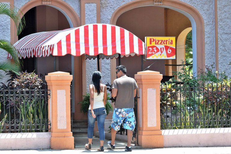 Fotografía de archivo fechada en marzo de 2011 de una pareja que entra a una pizzería en La Habana, Cuba.