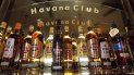 Fotografía de archivo fechada el 27 de febrero de 2016 de varias botellas del ron Havana Club en un local de La Habana, Cuba. Fotografía de archivo fechada el 27 de febrero de 2016 de varias botellas del ron Havana Club en un local de La Habana, Cuba.