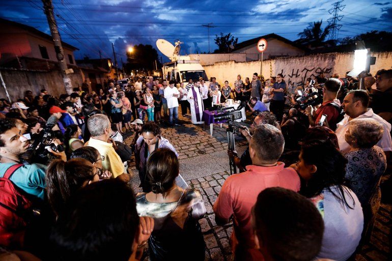 Familiares y amigos se re&uacute;nen en una misa para honrar a las v&iacute;ctimas de una masacre que dej&oacute; diez muertos este mi&eacute;rcoles en una escuela de Sao Paulo, Brasil. 
