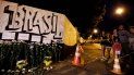 Fotografía de un grafiti con el nombre de la escuela Raúl Brasil en un muro adornado con ramos de flores y los nombres de las víctimas de una masacre este miércoles en Sao Paulo, Brasil. Fotografía de un grafiti con el nombre de la escuela Raúl Brasil en un muro adornado con ramos de flores y los nombres de las víctimas de una masacre este miércoles en Sao Paulo, Brasil.