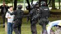 Policías hacen retroceder a personas de la escena de un tiroteo que resultó en múltiples muertes y lesiones, este viernes en Masjid Al Noor en Deans Avenue, en Christchurch (Nueva Zelanda). Policías hacen retroceder a personas de la escena de un tiroteo que resultó en múltiples muertes y lesiones, este viernes en Masjid Al Noor en Deans Avenue, en Christchurch (Nueva Zelanda).