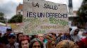 Una mujer muestra un cartel durante una protesta por la escasez de medicinas y tratamientos para la salud en Caracas, Venezuela. Una mujer muestra un cartel durante una protesta por la escasez de medicinas y tratamientos para la salud en Caracas, Venezuela.