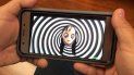 Una persona revisa el llamado Reto Momo en internet a través de un celular. Una persona revisa el llamado Reto Momo en internet a través de un celular.