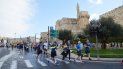 Corredores transitan a lo largo de la muralla de la Vieja Ciudad de Jerusalén. Corredores transitan a lo largo de la muralla de la Vieja Ciudad de Jerusalén.