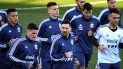 La estrella del Barcelona encabezó el grupo durante el calentamiento en carrera en uno de campos de entrenamiento del Real Madrid en Valdebebas. La estrella del Barcelona encabezó el grupo durante el calentamiento en carrera en uno de campos de entrenamiento del Real Madrid en Valdebebas.
