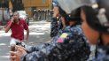Efectivos policiales bloquean la vía por la cual pasaría una marcha de trabajadores públicos en Caracas. Efectivos policiales bloquean la vía por la cual pasaría una marcha de trabajadores públicos en Caracas.