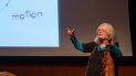 Karen Uhlenbeck realizó una investigación que revolucionó el análisis geométrico y las matemáticas en general. Karen Uhlenbeck realizó una investigación que revolucionó el análisis geométrico y las matemáticas en general.