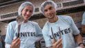 Los tenistas españoles Garbiñe Muguruza (i) y David Ferrer posan este martes en un comedor social en Miami, Florida. Los tenistas españoles Garbiñe Muguruza (i) y David Ferrer posan este martes en un comedor social en Miami, Florida.