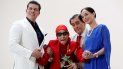 Alonso (2i), su esposo Pedro Simón (2d), la subdirectora artística del Ballet Nacional de Cuba, Viengsay Valdés (d), y Daniel Martín Subiaut (i), presidente del Instituto Latino de la Música, durante la entrega. Alonso (2i), su esposo Pedro Simón (2d), la subdirectora artística del Ballet Nacional de Cuba, Viengsay Valdés (d), y Daniel Martín Subiaut (i), presidente del Instituto Latino de la Música, durante la entrega.