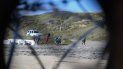 Decenas de migrantes caminan por territorio estadounidense tras saltar la valla metálica ubicada en zona de Playas Tijuana, en el estado mexicano de Baja California (México). Decenas de migrantes caminan por territorio estadounidense tras saltar la valla metálica ubicada en zona de Playas Tijuana, en el estado mexicano de Baja California (México).