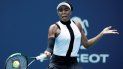La tenista estadounidense Venus Williams devuelve una bola a la eslovena Dalila Jakupovic durante un partido del Abierto de Miami. La tenista estadounidense Venus Williams devuelve una bola a la eslovena Dalila Jakupovic durante un partido del Abierto de Miami.