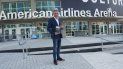 El periodista y escritor argentino Daniel Frescó con su libro Manu, el Cielo con las Manos, el jueves 21 de marzo del 2019, en las escalinatas de la AmericanAirlines Arena en Miami, escenario de momentos cruciales en la trayectoria del gran deportista latinoamericano. (Foto: LUIS F. SÁNCHEZ). El periodista y escritor argentino Daniel Frescó con su libro Manu, el Cielo con las Manos, el jueves 21 de marzo del 2019, en las escalinatas de la AmericanAirlines Arena en Miami, escenario de momentos cruciales en la trayectoria del gran deportista latinoamericano. (Foto: LUIS F. SÁNCHEZ).