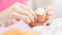Un huevo de gallina tiene un alto contenido de colesterol, unos 400 miligramos en promedio por unidad. Pero no todo permanece en el cuerpo. Un huevo de gallina tiene un alto contenido de colesterol, unos 400 miligramos en promedio por unidad. Pero no todo permanece en el cuerpo.