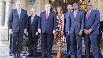 Fotografía cedida por la Presidencia de República Dominicana, donde aparecen desde la izquierda: el primer ministro de Santa Lucía, Allen Michael Chastanet; el presidente de República Dominicana, Danilo Medina; el presidente Donald Trump; la primera dama, Melania Trump; el primer ministro de Jamaica, Andrew Holness, el presidente de Haití, Jovenel Moïse, y el primer ministro de Bahamas, Hubert Minnis.