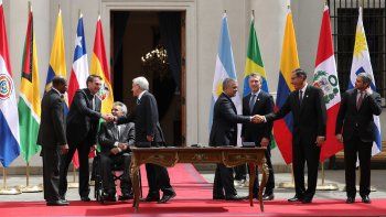 El enviado de Guyana y los mandatarios de Brasil, Ecuador, Chile, Colombia, Argentina, Perú y Paraguay en el Palacio de la Moneda, Santiago de Chile el 22MAR19. 