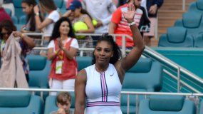 Serena Williams pasó momentos difíciles para superar a Rebecca Peterson en el Miami Open, el viernes en el Hard Rock Stadium, en Miami Gardens.