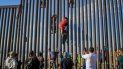 Migrantes escalan muro en noroeste de México y cruzan ilegalmente a EE.UU. Migrantes escalan muro en noroeste de México y cruzan ilegalmente a EE.UU.