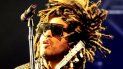 Its enough, its enough, its enough. In the system, you cannot trust. Its enough, its enough, when the whole wide world is corrupt, cantó Kravitz sobre las tablas de un Movistar Arena. Its enough, its enough, its enough. In the system, you cannot trust. Its enough, its enough, when the whole wide world is corrupt, cantó Kravitz sobre las tablas de un Movistar Arena.