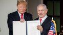 El presidente Donald Trump (izq.), y el primer ministro israelí, Benjamin Netanyahu, muestran el decreto por el que EEUU reconoce oficialmente la soberanía israelí sobre los Altos del Golán, firmado este 25 de marzo de 2019 en la Casa Blanca, en Washington. El presidente Donald Trump (izq.), y el primer ministro israelí, Benjamin Netanyahu, muestran el decreto por el que EEUU reconoce oficialmente la soberanía israelí sobre los Altos del Golán, firmado este 25 de marzo de 2019 en la Casa Blanca, en Washington.
