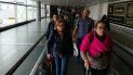El teniente coronel venezolano Edgar Alejandro Lugo Pereira (2do der.) y sus dos acompañantes, Mildred Josefina Plaza Hernández y Jenny Yamel Rivas González (al frente), son conducidos por un oficial de Migración Colombia en el Aeropuerto Internacional El Dorado, en Bogotá. El teniente coronel venezolano Edgar Alejandro Lugo Pereira (2do der.) y sus dos acompañantes, Mildred Josefina Plaza Hernández y Jenny Yamel Rivas González (al frente), son conducidos por un oficial de Migración Colombia en el Aeropuerto Internacional El Dorado, en Bogotá.