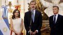 El rey Felipe VI y la reina Letizia junto al presidente argentino, Mauricio Macri (d), durante la ceremonia de bienvenida oficial, este 25 de marzo de 2019 en Buenos Aires. El rey Felipe VI y la reina Letizia junto al presidente argentino, Mauricio Macri (d), durante la ceremonia de bienvenida oficial, este 25 de marzo de 2019 en Buenos Aires.