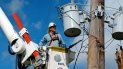 Empleados de la FPL atienden una avería. Empleados de la FPL atienden una avería.