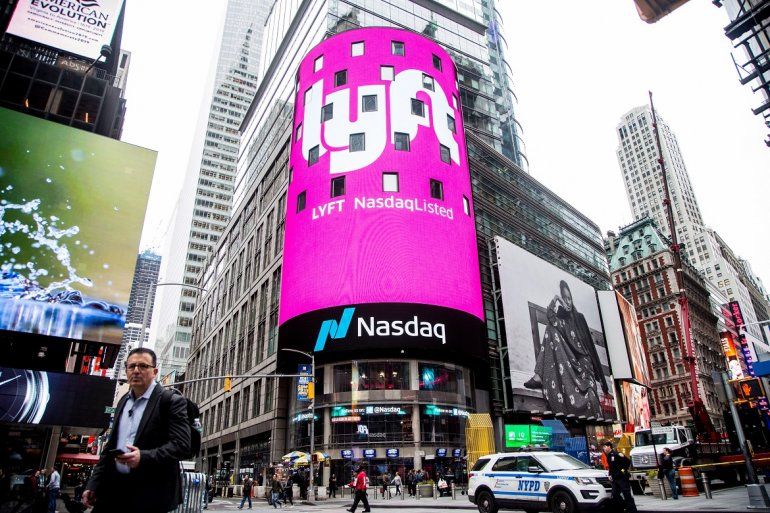 Fotografía que muestra el logotipo de la empresa Lyft en la pantalla digital del edificio del Nasdaq, este viernes en Times Square, Nueva York. 