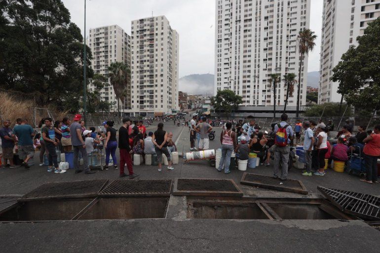 Vecinos de diferentes partes de Caracas comenzaron a concentrarse la mañana del domingo en pequeños grupos para convertir su día de descanso en las primeras protestas tras siete días consecutivos con problemas de suministro eléctrico y en el medio del enésimo apagón.
