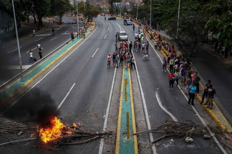 Manifestantes en el oeste de Caracas cierran la avenida Baralt, 