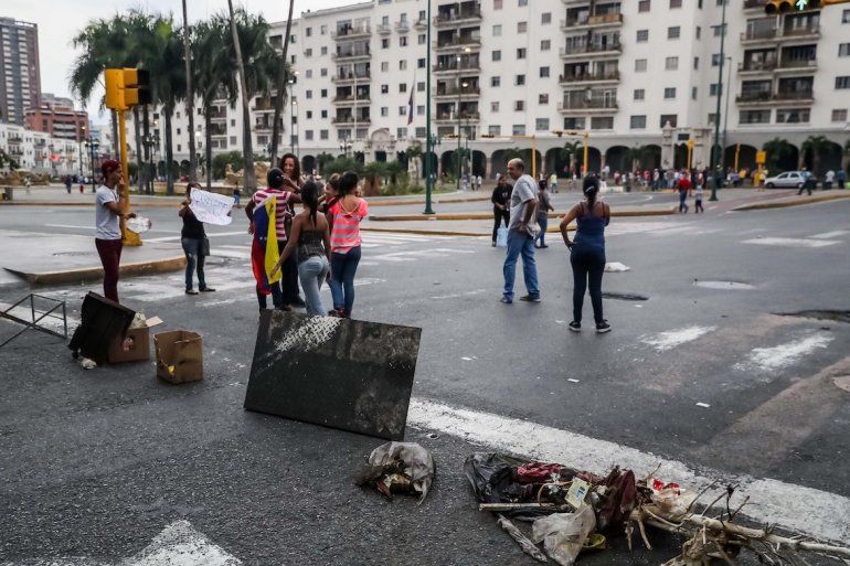 Vecinos protestan en la parroquia El Silencio, por falta de agua y de luz. 