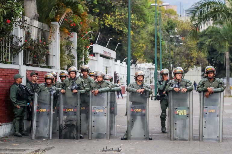 Militares custodian la vía que lleva hacia el Palacio de Miraflores. 