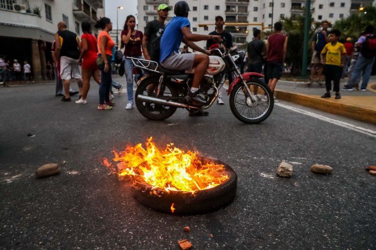 Manifestantes quemaron objetos alrededor de El Silencio, zona muy cercana al Palacio de Miraflores. 