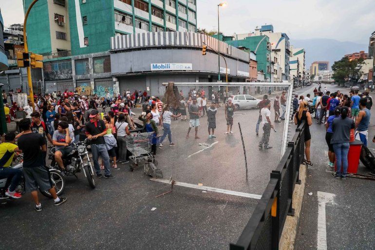 Manifestantes tomaron la avenida Fuerzas Armadas en Caracas. 