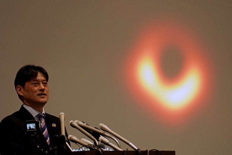 Mareki Homnma, del Observatorio Astron&oacute;mico Nacional de Jap&oacute;n, exhibe la primera imagen de un agujero negro, durante una rueda de prensa convocada este mi&eacute;rcoles en Tokio (Jap&oacute;n), para la presentaci&oacute;n de los primeros resultados del proyecto Event Horizon Telescope (EHT).  