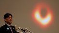 Mareki Homnma, del Observatorio Astronómico Nacional de Japón, exhibe la primera imagen de un agujero negro, durante una rueda de prensa convocada este miércoles en Tokio (Japón), para la presentación de los primeros resultados del proyecto Event Horizon Telescope (EHT). Mareki Homnma, del Observatorio Astronómico Nacional de Japón, exhibe la primera imagen de un agujero negro, durante una rueda de prensa convocada este miércoles en Tokio (Japón), para la presentación de los primeros resultados del proyecto Event Horizon Telescope (EHT).