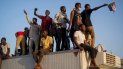 Las protestas contra el régimen de Al-Bashir se han intensificado en los últimos meses. Él es gobernante desde 1989 cuando dio un golpe de estado. Las protestas contra el régimen de Al-Bashir se han intensificado en los últimos meses. Él es gobernante desde 1989 cuando dio un golpe de estado.