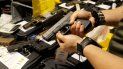 Un hombre sostiene un arma Glock 19 durante la Feria de Armas de Miami efectuada en febrero de 2016. Un hombre sostiene un arma Glock 19 durante la Feria de Armas de Miami efectuada en febrero de 2016.