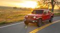 Jeep Gladiator lo impulsa un motor V6 Pentastar de 3.6 litros, tiene sistema automático de apagado y encendido, capaz de producir 285 caballos de potencia y 260 libras pie de torsión, acoplado a dos opciones de transmisión, una manual de seis velocidades y una automática de ocho. Jeep Gladiator lo impulsa un motor V6 Pentastar de 3.6 litros, tiene sistema automático de apagado y encendido, capaz de producir 285 caballos de potencia y 260 libras pie de torsión, acoplado a dos opciones de transmisión, una manual de seis velocidades y una automática de ocho.