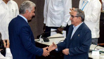 Miguel Díaz-Canel (i) saluda al general de ejército cubano Raúl Castro Ruz (d), primer secretario del Comité Central del Partido Comunista de Cuba (CC PCC), durante la tercera Sesión Extraordinaria de la IX Legislatura de la Asamblea Nacional del Poder Popular (ANPP) este sábado en el Palacio de Convenciones en La Habana (Cuba). 