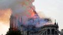 La aguja central de la catedral de Notre Dame cae durante un incendio este lunes en París, Francia. La aguja central de la catedral de Notre Dame cae durante un incendio este lunes en París, Francia.