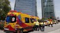 Agentes de policía y miembros del Samur permanecen junto a la Torre Espacio (d), una de las cuatro torres del Paseo de la Castellana de Madrid, que ha sido desalojada este martes por una amenaza de bomba. Agentes de policía y miembros del Samur permanecen junto a la Torre Espacio (d), una de las cuatro torres del Paseo de la Castellana de Madrid, que ha sido desalojada este martes por una amenaza de bomba.