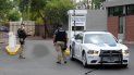 Agentes de policía custodian la entrada de una Oficina de Control de Inmigración y Aduanas en Arizona. Agentes de policía custodian la entrada de una Oficina de Control de Inmigración y Aduanas en Arizona.