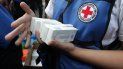 Miembros de la Cruz Roja reparten pastillas potabilizadoras del primer cargamento de ayuda humanitaria que llegó a Venezuela. Miembros de la Cruz Roja reparten pastillas potabilizadoras del primer cargamento de ayuda humanitaria que llegó a Venezuela.